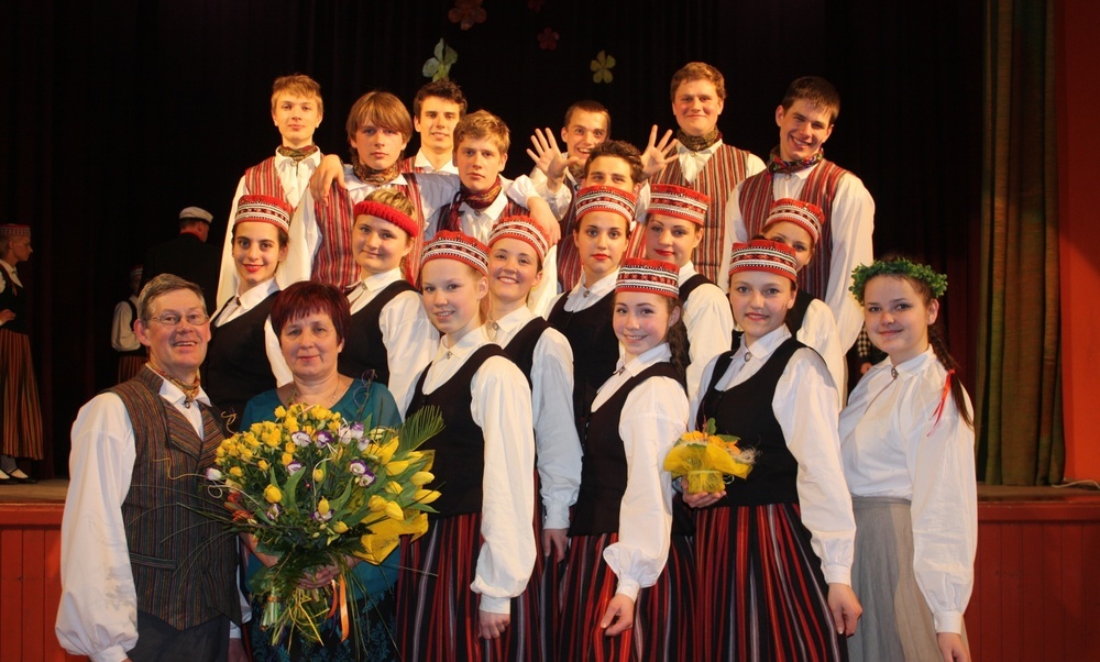 Austauschschülerin Jara in traditioneller Tracht bei einem Konzert