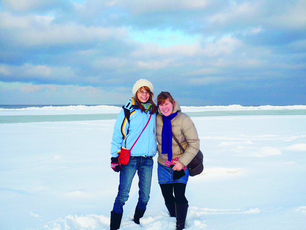 Austauschschülerin mit einer Freundin im Winter in Lettland