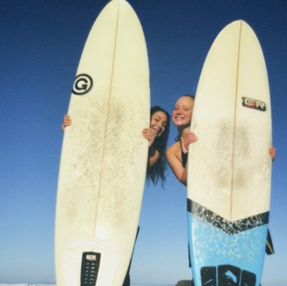 Mia beim Surfen am Strand