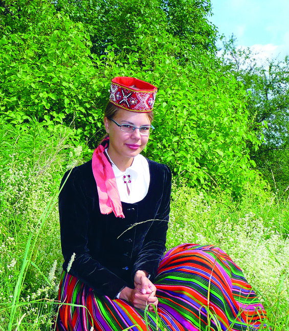 Charlotte in einer traditionellen lettischen Tracht