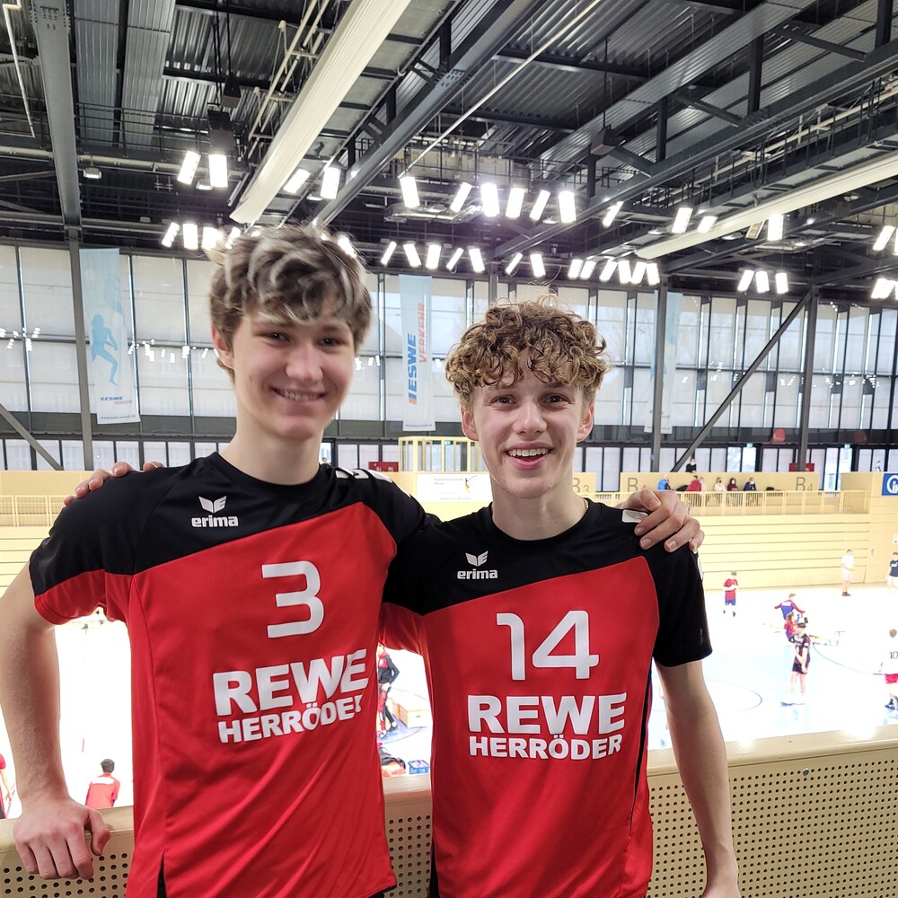 Justus und David beim Volleyball-Training