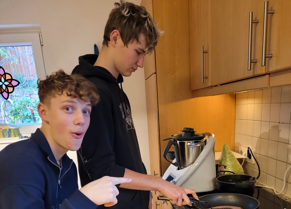Justus und David kochen zusammen