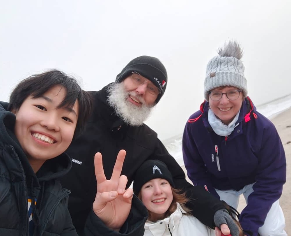 Familie Sehrbrock mit Han aus China im Urlaub an der Nordsee in Dänemark