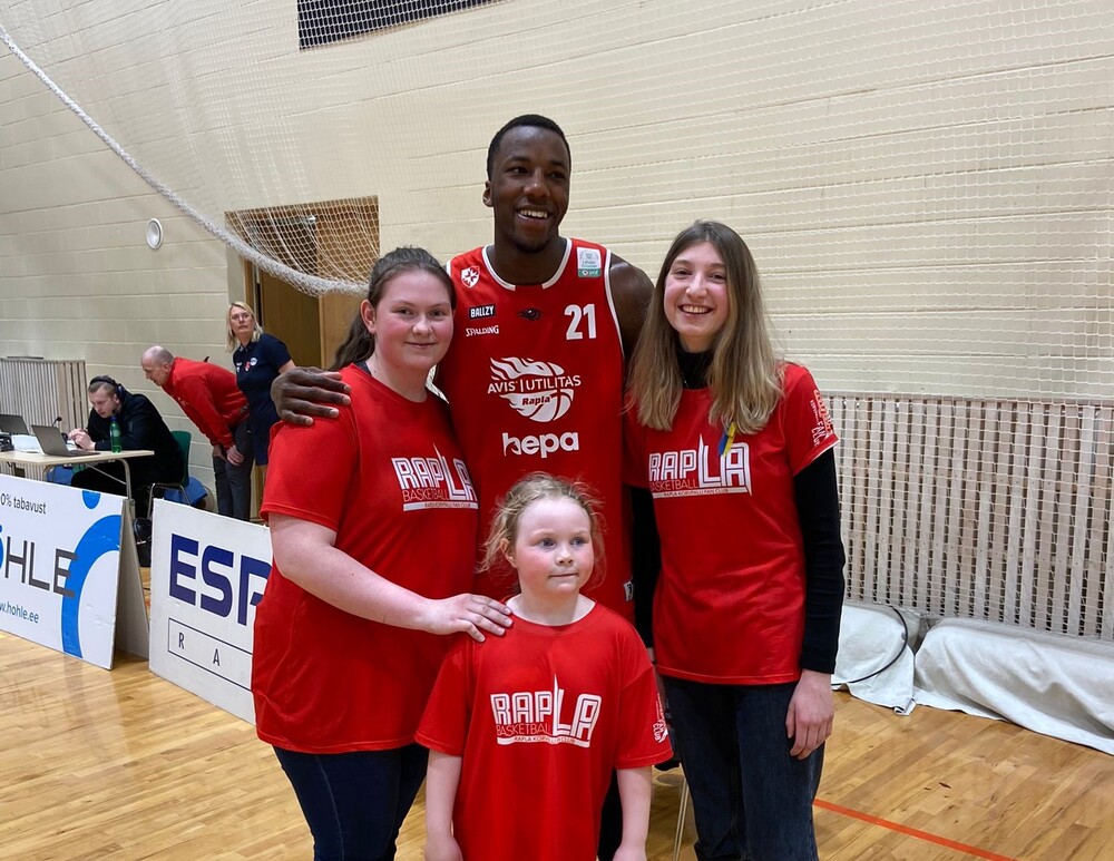 Meine Gastschwestern und ich mit einem Spieler der örtlichen Basketballmannschaft