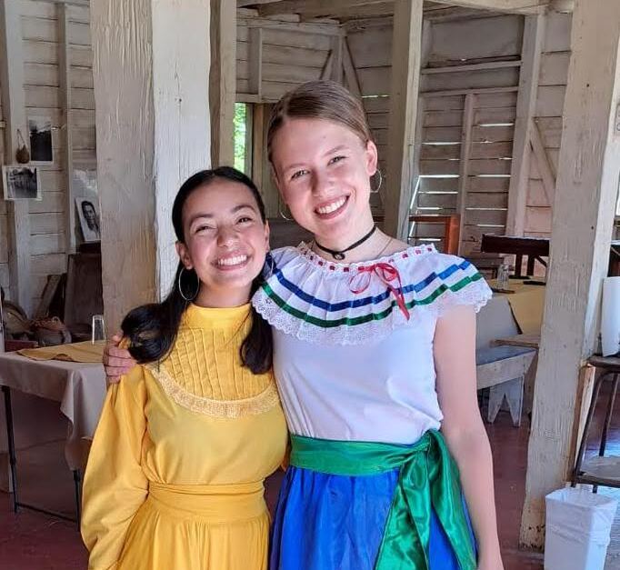 Meine Gastschwester und ich in traditionellen Costa Ricanischen Kleidern
