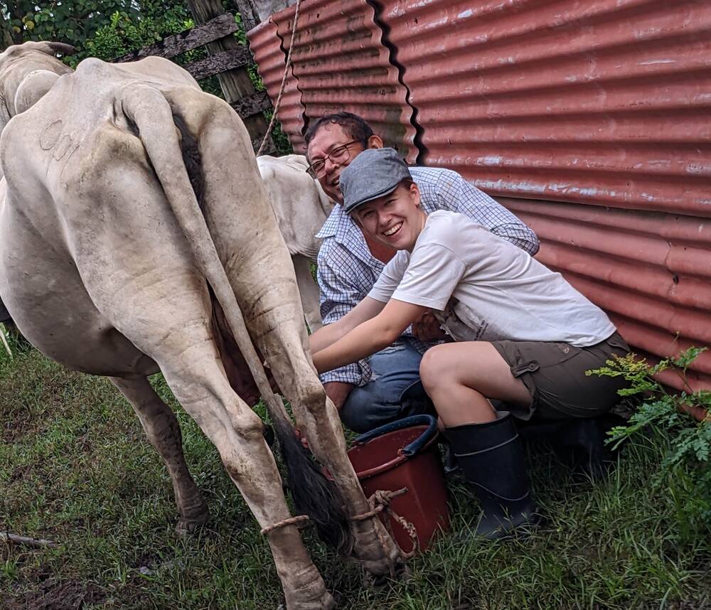 Ich beim Kühe melken mit meinem Gastonkel