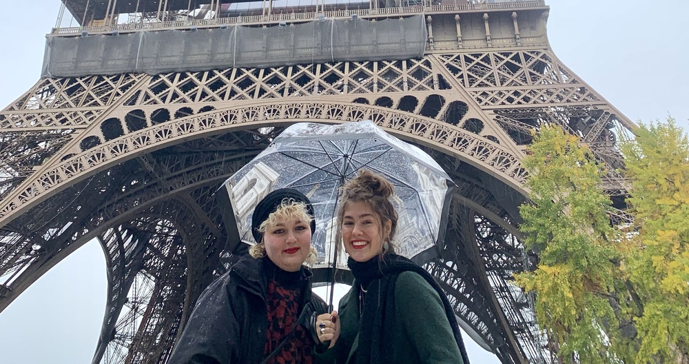 Eine Amerikanerin in Paris: Coco (rechts) mit ihrer Gastschwester