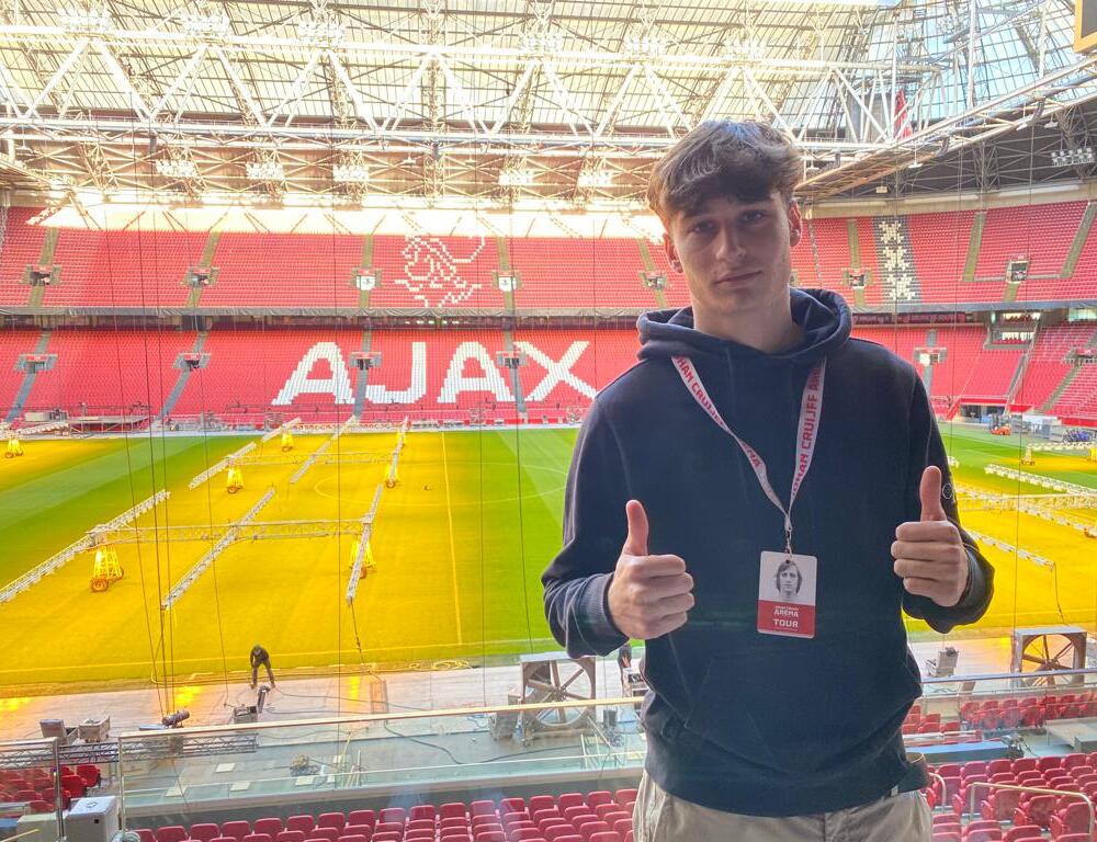 Austauschschüler Alessandro bei einer Stadion-Tour in der Amsterdam-Arena