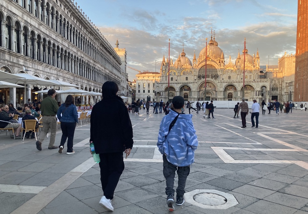 Die beiden Gastbrüder auf dem Markusplatz in Venedig