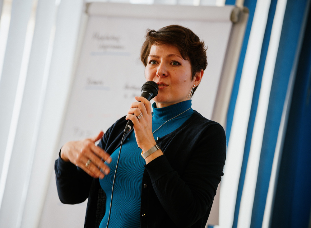 Dr. Yulia Kozyrakis, Projektleiterin im Programmbereich Persönlichkeitsbildung der Joachim Herz Stiftung, betont die Bedeutung von Austausch für Azubis