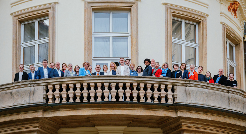 Historischer Ort: Die Teilnehmenden der Informationsreise "Herz, Hand und Kopf" auf dem Balkon der deutschen Botschaft in Prag 