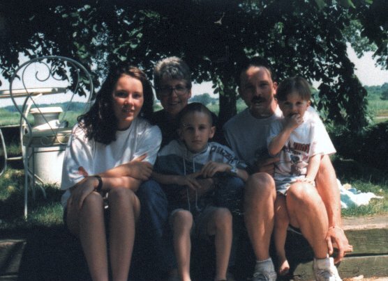 Freundschaften fürs Leben: Isabel Lübke mit Tochter Dorothee und deren Gastfamilie damals (1994) ...