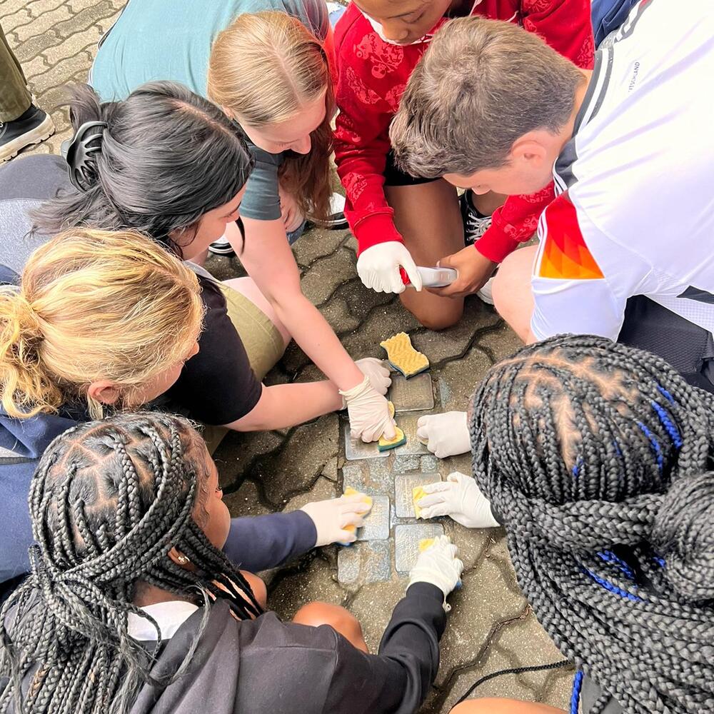 Spannendes Programm: "Germany for you"-Teilnehmende helfen bei der Reinigung von sog. „Stolpersteinen“ mit dem Verein Zeit-Geschichte(n) e.V.