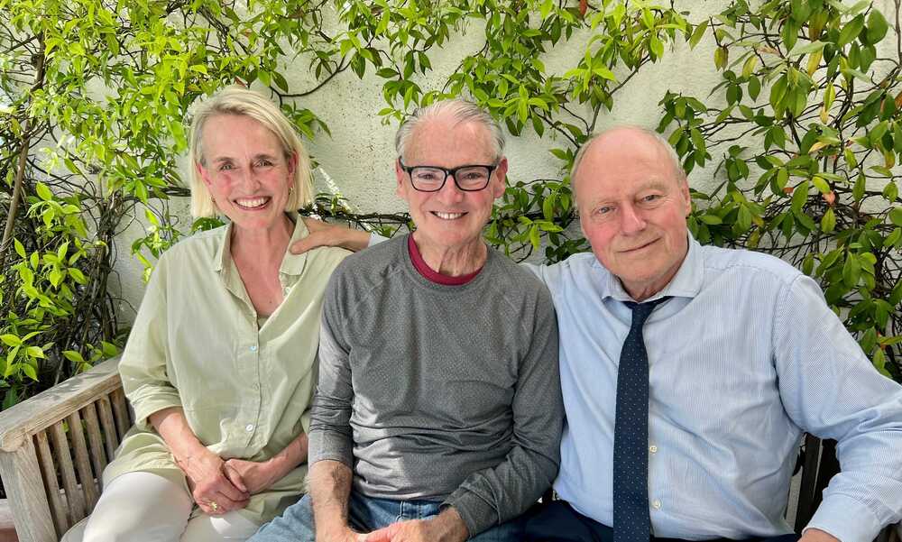 Ein besonderes Wiedersehen: Charles (Mitte) mit seinem Gastbruder und dessen Frau im Mai 2024.