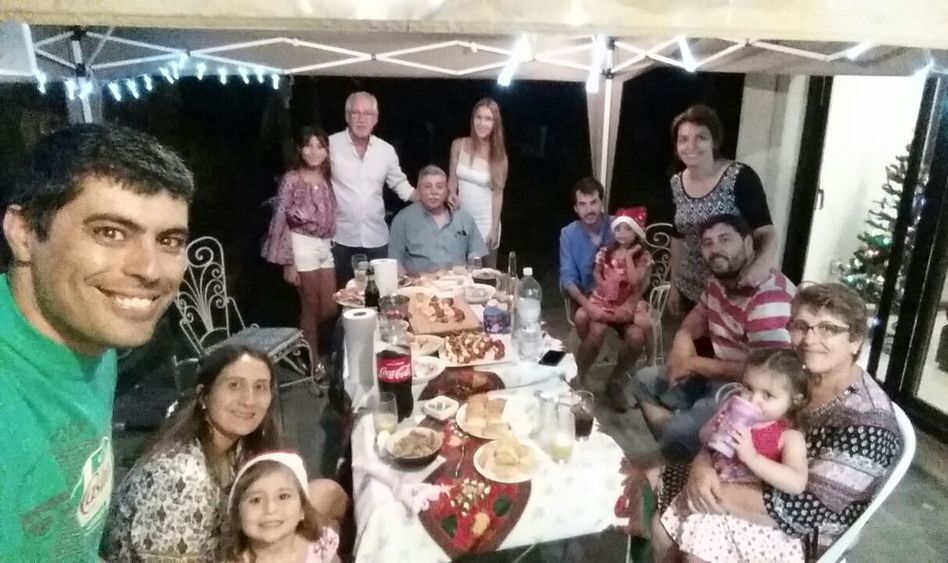 Die ganze Familie beim Festessen