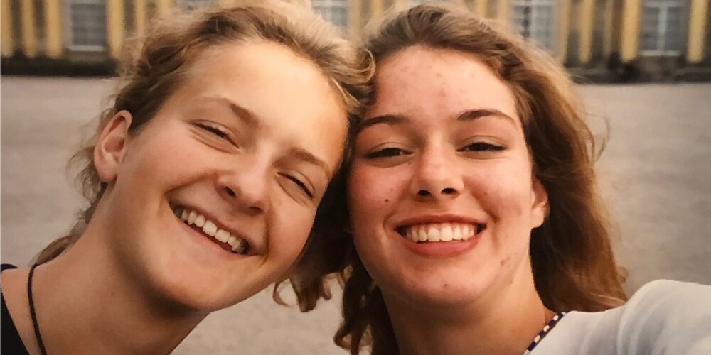 Ein Herz und eine Seele: Juliane (links) mit ihrer Gastschwester Erin 1995...