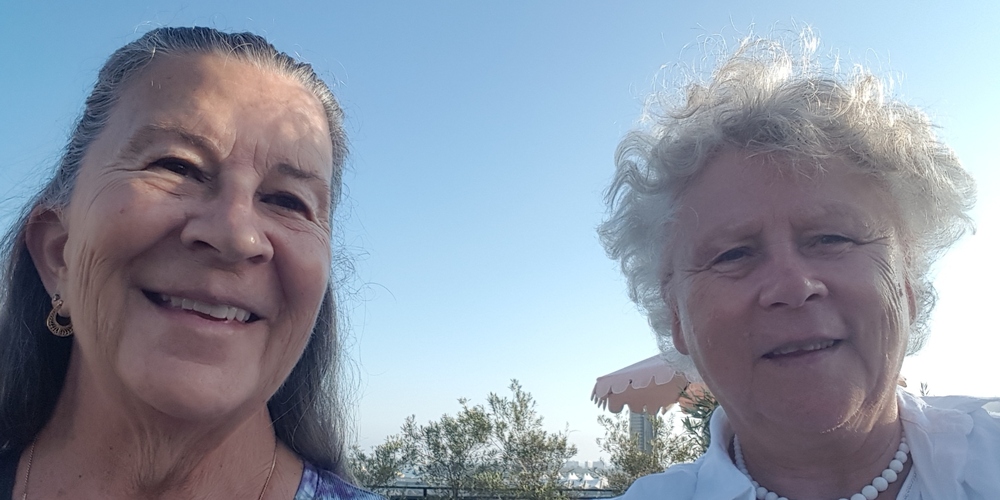 50 Jahre Freundschaft: Christiane (rechts) mit ihrer Gastschwester Karen beim gemeinsamen Urlaub 2024 in San Diego...