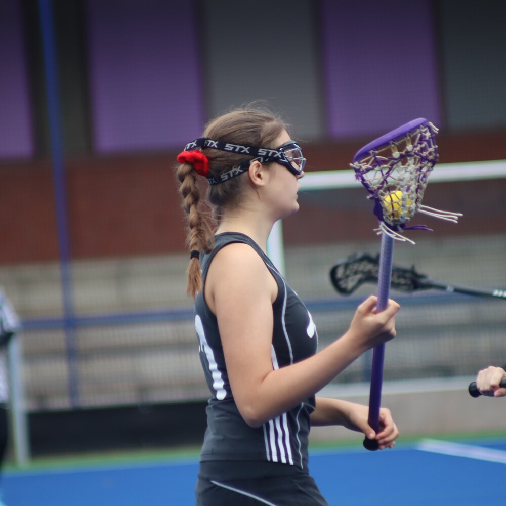 Laura beim Lacrosse Spielen