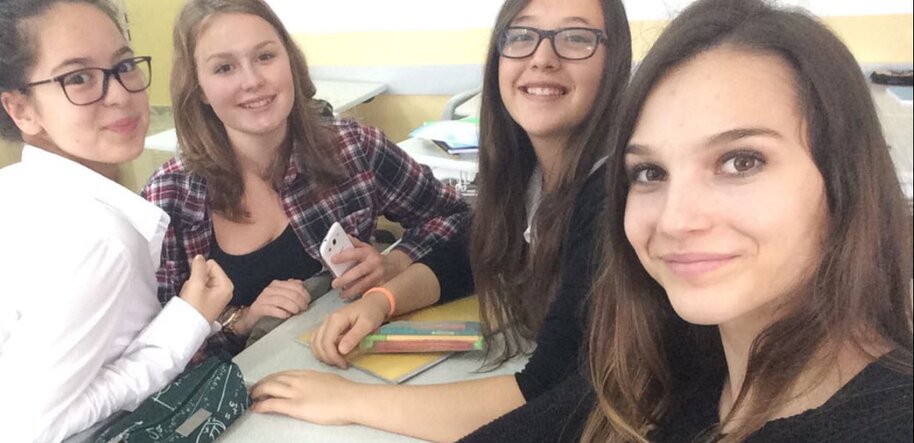 Henrika mit Freundinnen in der Schule