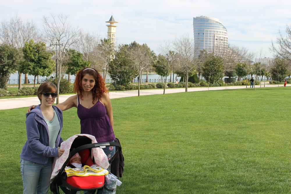 Emily mit ihrer Gastmutter im Park 