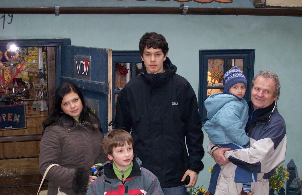Jannis mit seiner Gastfamilie in Prag