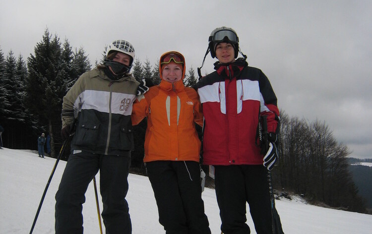 Jannis mit Freunden beim Ski fahren