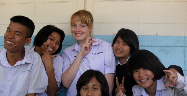 Austauschschülerin Johanna mit Freunden in der Schule in Thailand