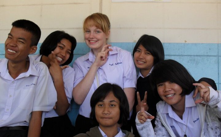 Johanna mit ihren Freunden in der Schule