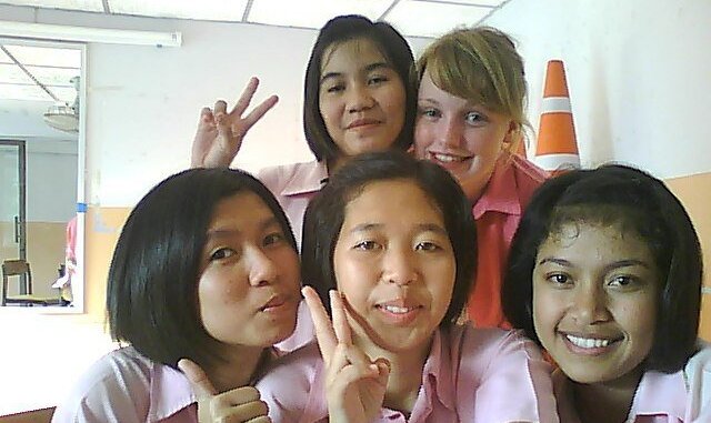Johanna mit Freundinnen in der Schule