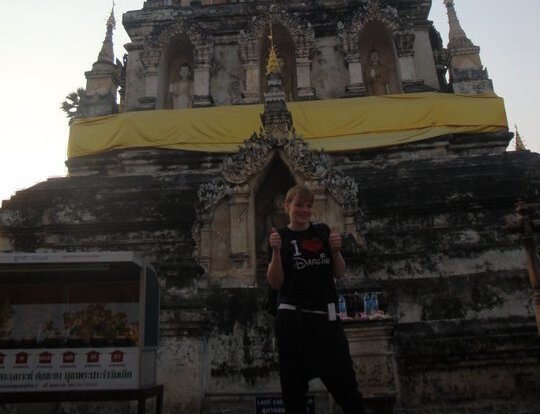 Johanna vor einem Tempel in Thailand