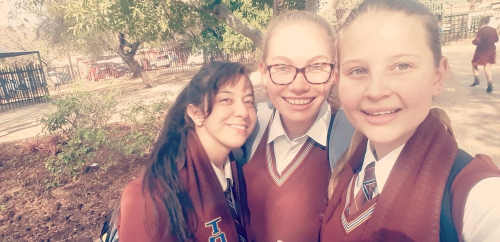 Austauschschülerin Theresa mit ihren Schulfreundinnen in Südafrika