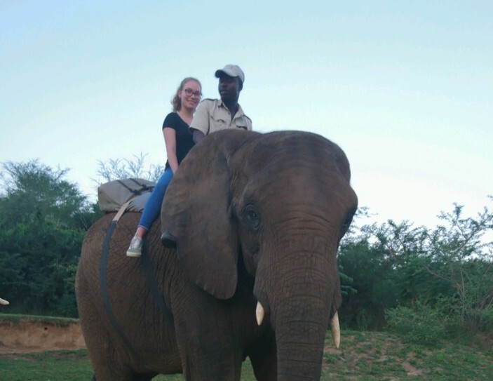 Theresa beim Elefanten-Reiten in Südafrika 