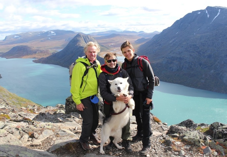 Jonas mit seinen Gastvätern und dem Familienhund Storm 