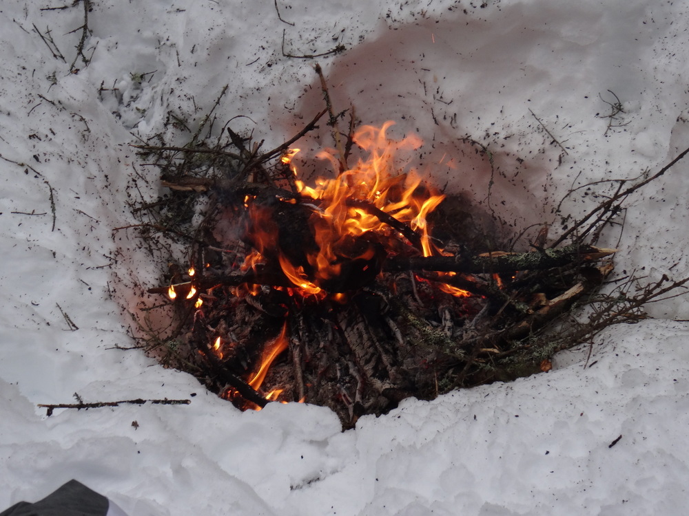 Lagerfeuer im Schnee