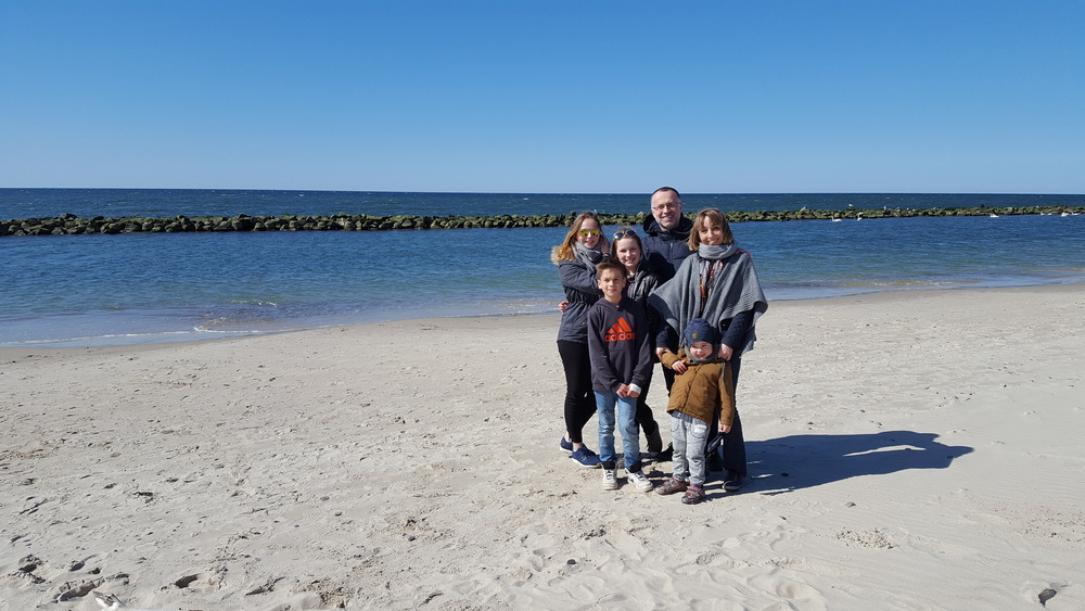 Austauschschülerin Patrycia am Meer mit ihrer Gastfamilie in Polen