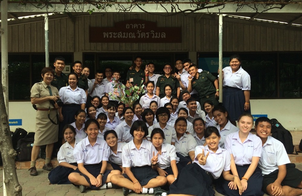 Lisa mit ihrer thailändischen Schulklasse