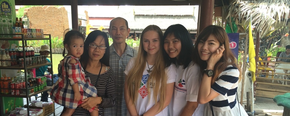 Austauschschülerin Lisa mit ihrer Gastfamilie in Thailand