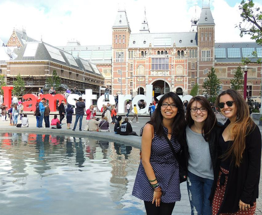 Vor dem Rijksmuseum, einem der Wahrzeichen von Amsterdam